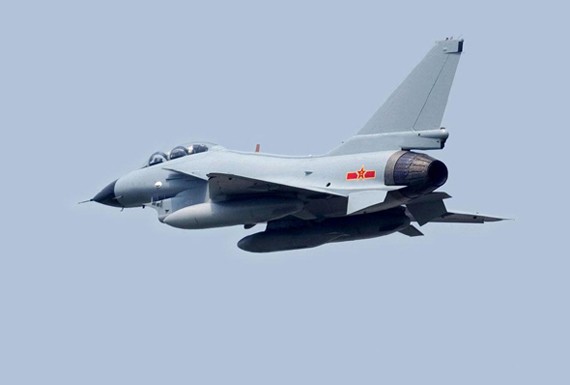 Trung Quốc đã sản xuất được rất nhiều vũ khí hiện đại, đã trở thành đối thủ cạnh tranh của Nga trên thị trường vũ khí quốc tế. Trong hình là máy bay chiến đấu J-10 của Không quân Trung Quốc.